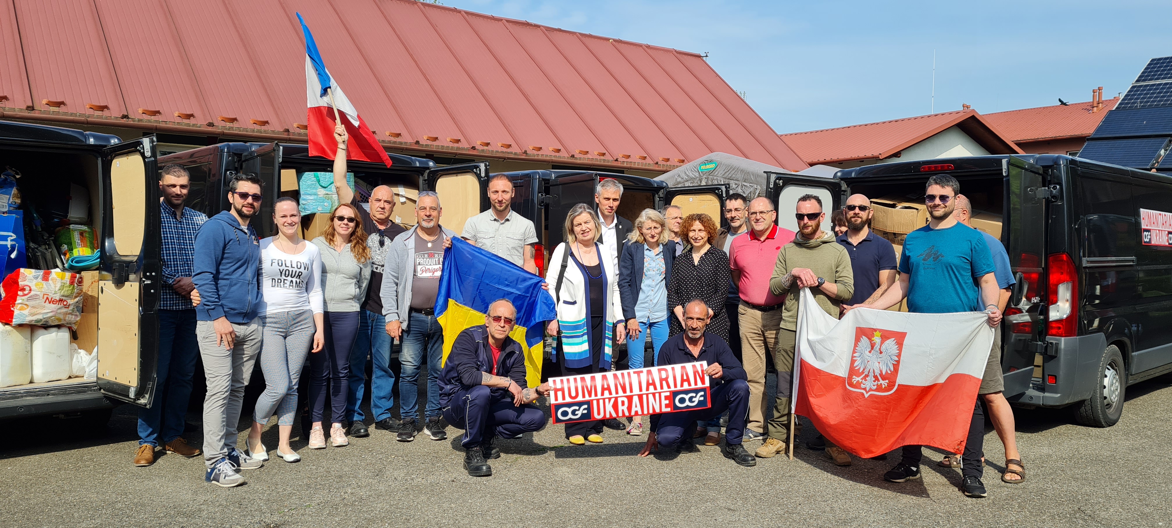 1er point de déchargement à Niepolomice et rencontre avec Mme Le Consul général de Cracovie, Mr Le Bourgmestre (le Maire) Niepolomice et la Directrice de la Fondation