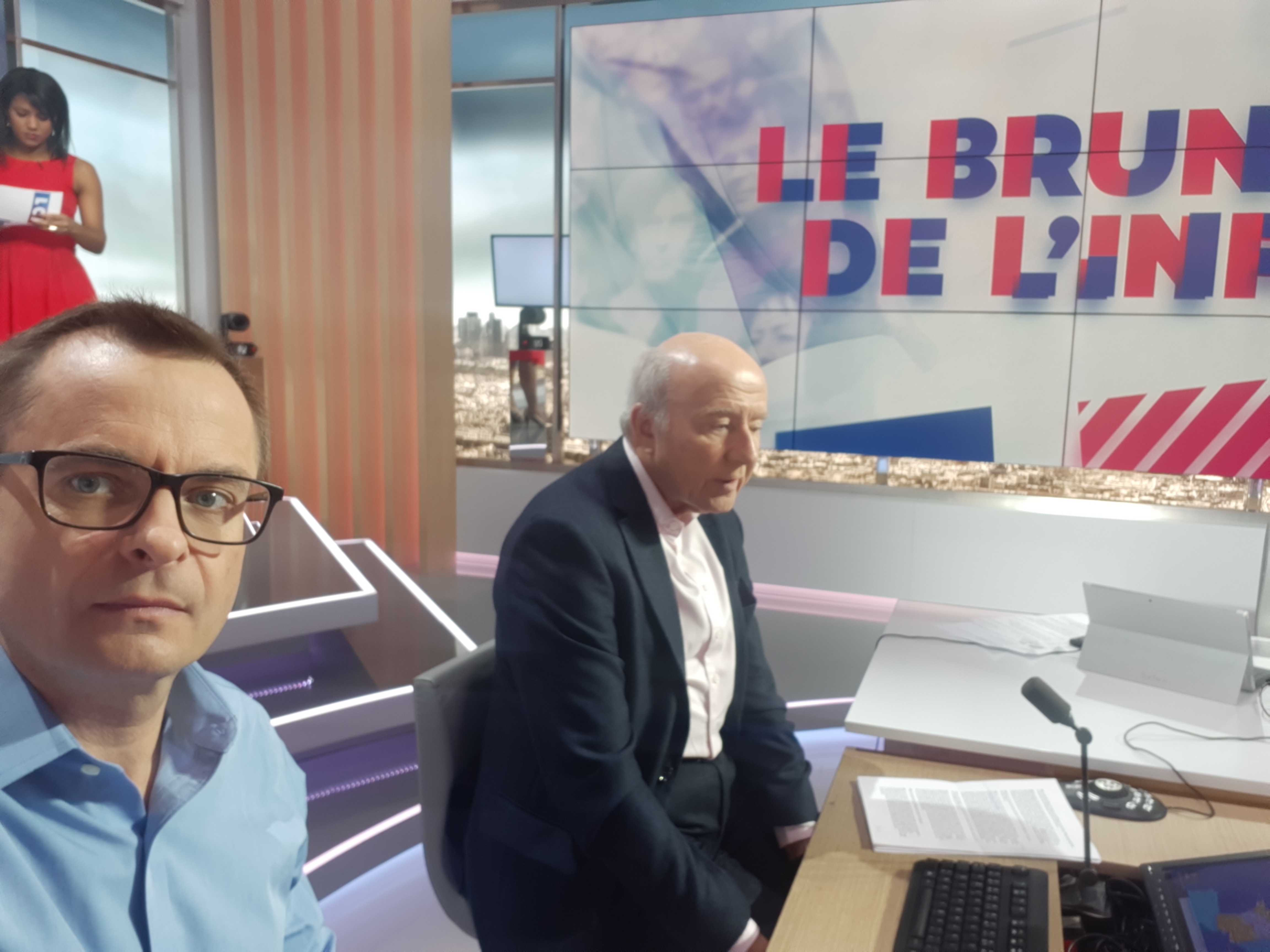 sur le plateau de LCI aux cotes d'Olivier Mazerolle