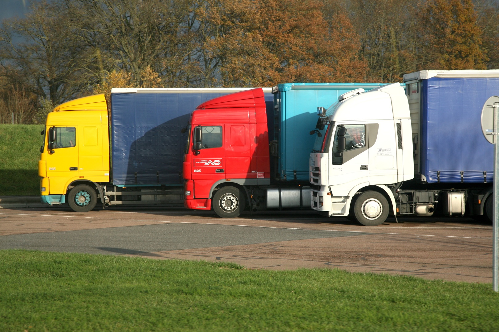 Les routiers, maillons essentiels d'une France confinée 